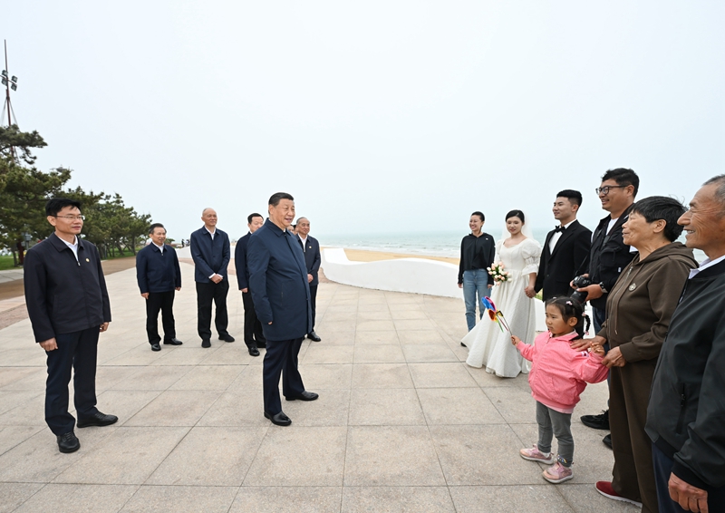 5月22日至24日，中共中央總書(shū)記、國家主席、中央軍委主席習近平在山東考察。這是22日下午，習近平在日照市陽(yáng)光海岸綠道同市民親切交流。