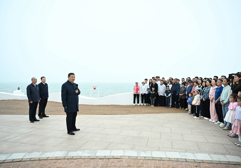 5月22日至24日，中共中央總書(shū)記、國家主席、中央軍委主席習近平在山東考察。這是22日下午，習近平在日照市陽(yáng)光海岸綠道同市民和游客親切交流。